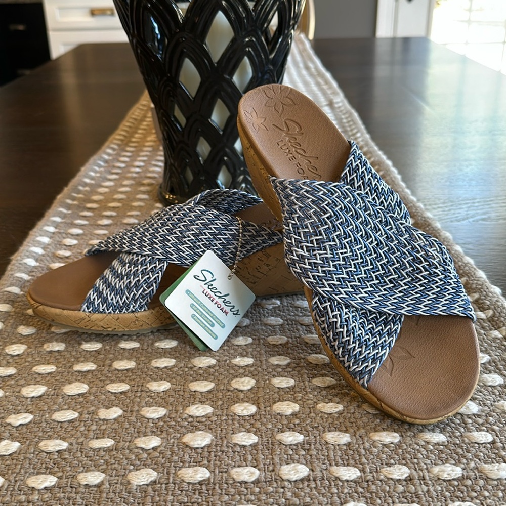 NWT - Sketchers Luxe Foam Sandals